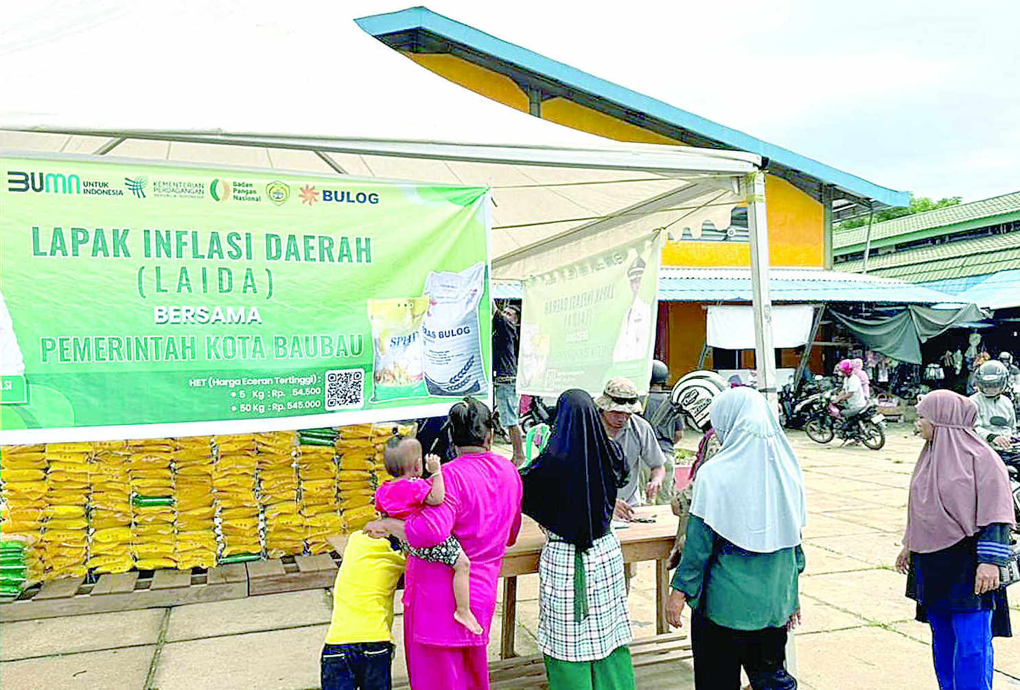 ANTISIPASI LONJAKAN : Jelang Ramadan, Pemkot Baubau melalui Disperindag terus melakukan pemantauan kondisi pasar untuk mengetahui ketersediaan pasokan barang dan harga. Termasuk menggelar operasi dalam rangka menjaga kestabilan pasar. (ZIZI PEMKOT BAUBAU FOR KENDARI POS)