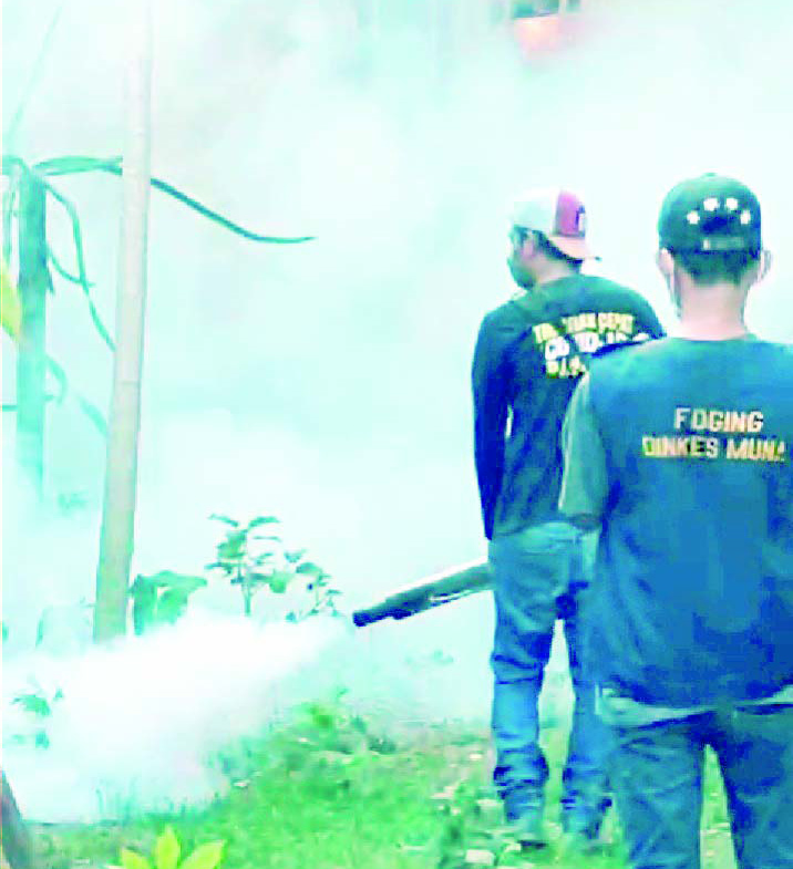 fogging di rumah-rumah warga Kecamatan batalaiworu. (DINKES MUNA FOR KENDARI POS)