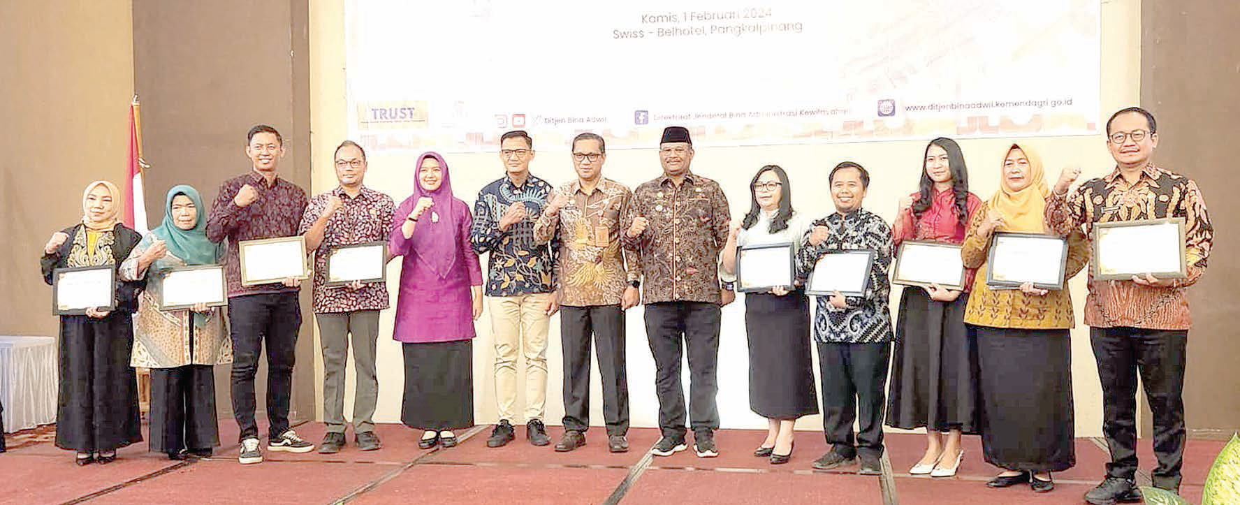 Kepala DPMPTSP Sultra Parinringi (paling kanan) bersama penerima piagam penghargaan IKPA Satker Dekonsentrasi dari berbagai daerah di Indonesia.