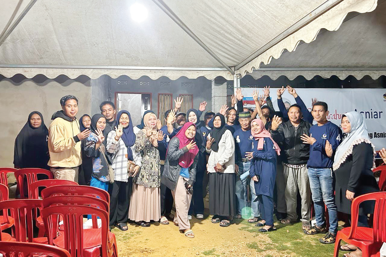 TEMU RELAWAN : Asniar Lio (tengah, baju berlogo partai NasDem) foto bersama pendukungnya warga Kota Kendari. (MUHAMMAD AKBAR ALI/KENDARI POS)