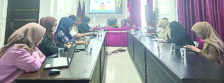Suasana Workshop Rekonstruksi Kurikulum MBKM Berbasis Kerangka Kualifikasi Nasional Indonesia (KKNI) di Ruang Rapat Unsultra (EWIN ENDANG SAHPUTRI/KENDARI POS)