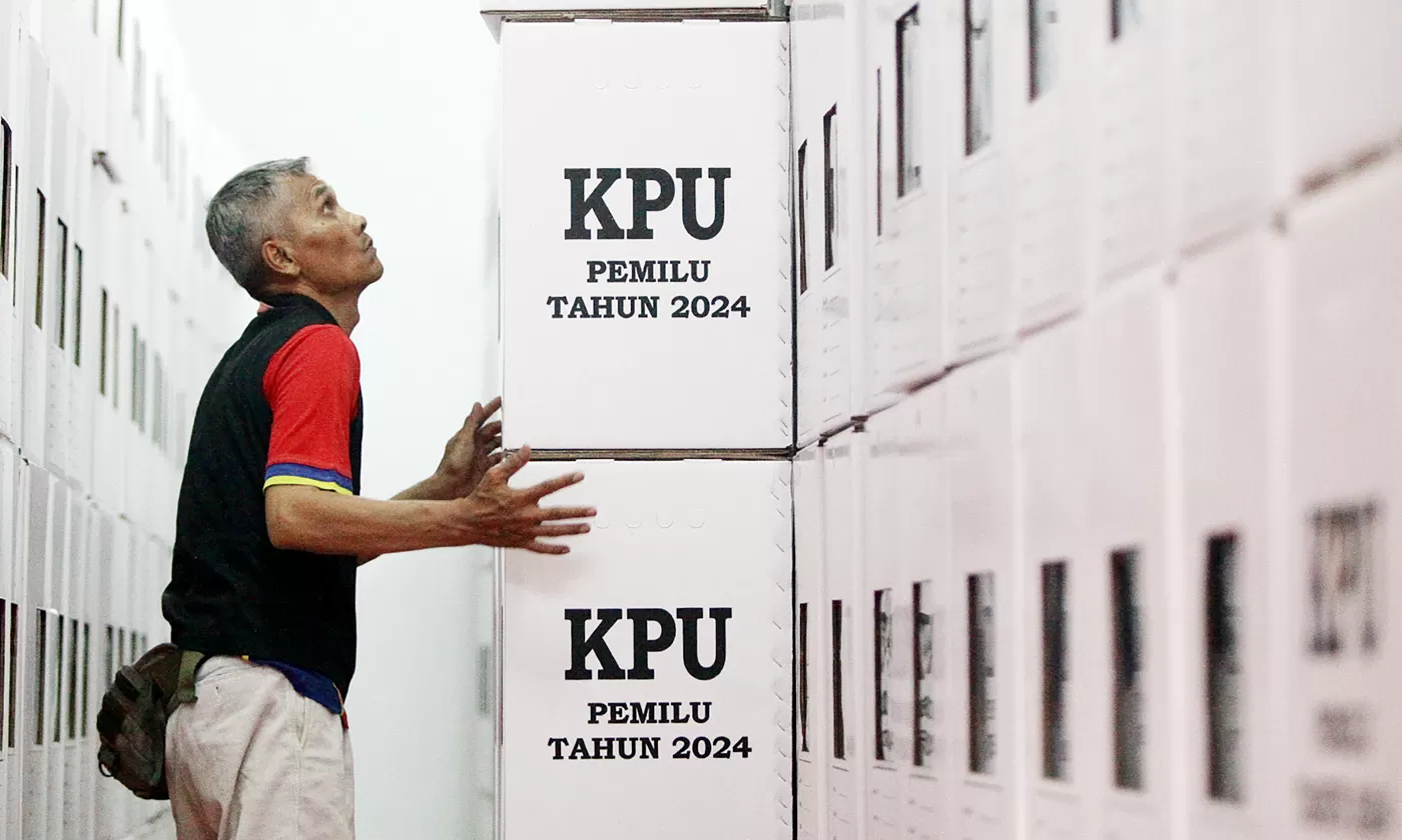 Pekerja sedang merakit kotak suara Pemilu 2024 di GOR Pemadam Joglo, Jakarta. Foto: (DERY RIDWANSAH/JAWAPOS.COM)