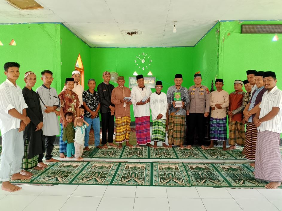 Wakapolsek Kusambi, Ipda La Ode Musyair (tujuh dari kanan) beserta jajaran foto bersama pengurus Masjid Al Mubaraq Desa Umba, Kecamatan Napano Kusambi. Dalam kesempatan itu juga disampaikan pesan Kamtibmas.