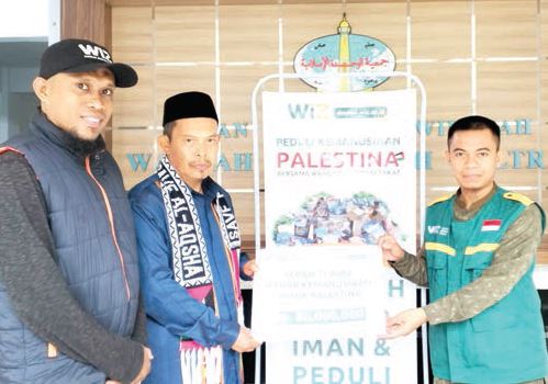 DONASI: Ketua DPW Wahdah Islamiyah Sultra, Ustadz Muhammad Ikhwan Kapai menerima donasi hasil penggalangan dana dari pengurus WIZ Sultra untuk diserahkan ke masyarakat Palestina. (WIZ Sultra for Kendari Pos)