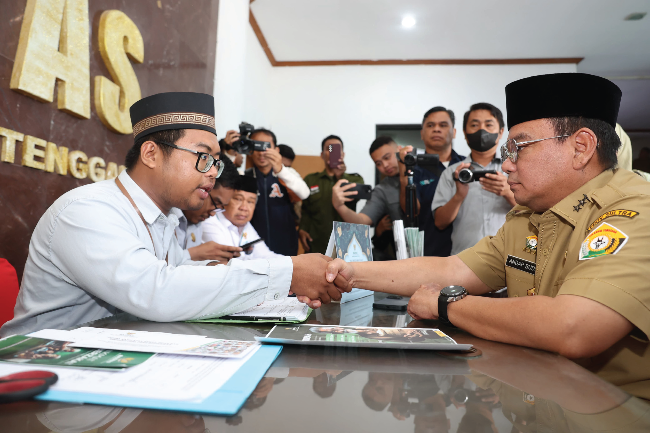 Pj Gubernur Sultra Andap Budhi Revianto mengucapkan ijab kabul pembayaran zakat.