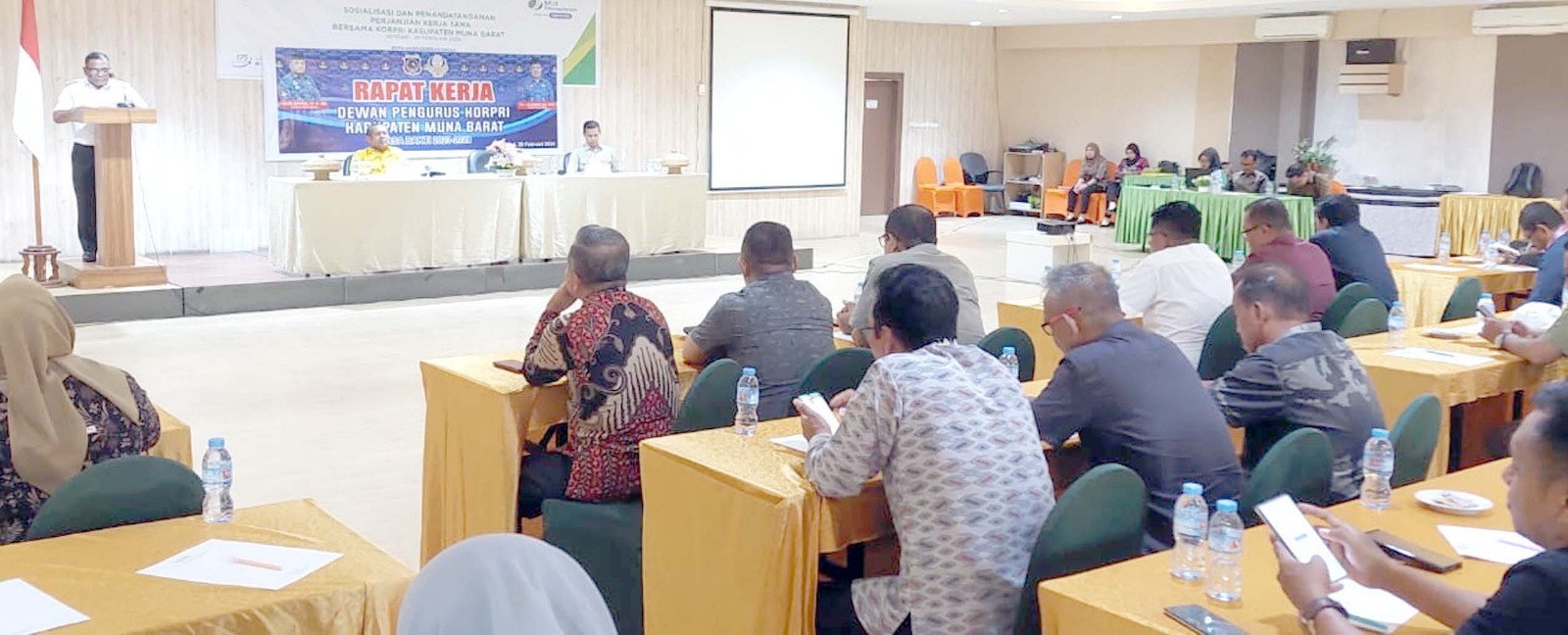 Pj Bupati Mubar, La Ode Butolo (berdiri dimimbar) memberikan sambutan sekaligus membuka rapat kerja korpri Mubar periode 2024 - 2028. (AKHIRMAN/KENDARI POS)