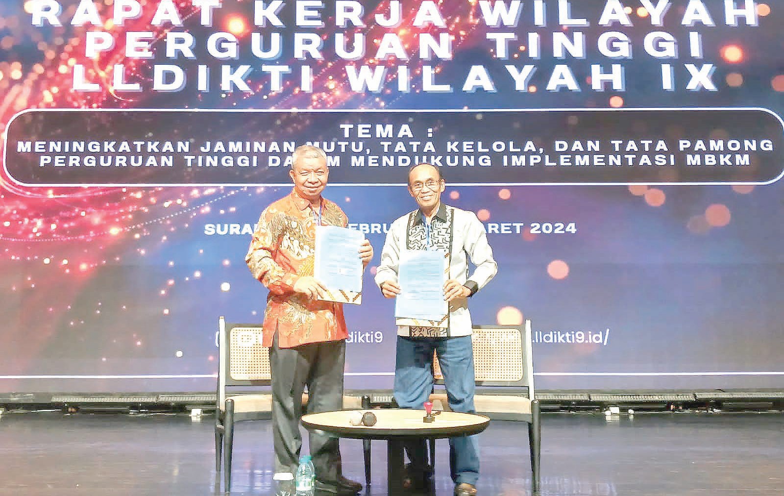 Foto bersama Rektor Universitas Handayani Makassar (UHM) Dr. Nasrullah, S.Kom, M.Si (kanan) dan Universitas Sulawesi Tenggara (Unsultra) Prof. Dr. Andi Bahrun, M.Sc., Agric (kiri) usai MoU. (UNSULTRA FOR KENDARI POS)