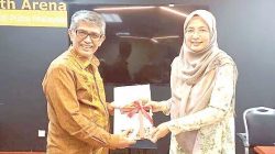 Ketua Pengarah IPSAS UPM Malaysia, Prof. Haslinda Abdullah (kiri) saat memberikan cinderamata kepada Dekan Fisip UHO, Prof. Dr. Eka Suaib, M.Si., (kanan) usai memberi kuliah tamu di IPSAS. (FISIP UHO FOR KENDARI POS)