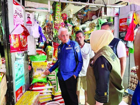 SIDAK PASAR : Sekprov Sultra Asrun Lio (kemeja biru) memimpin sidak di pasar Mandonga kemarin. (RAHMA SAFITRI/KENDARI POS)