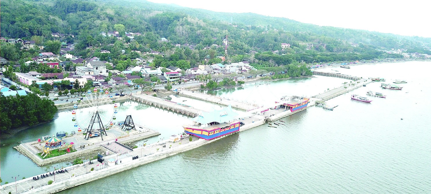 TATA WAJAH KOTA : Anjungan Teluk Kendari menjadi salah satu program penataan wajah kota. Saat ini, Pemerintah Kota (Pemkot) Kendari mulai menyusun RKPD 2025. Tahun depan, program kerja pemerintah diprioritaskan pada penyediaan infrastruktur dan penataan wajah kota. (MUHAMMAD ABDI ASMAUL AMRIN/KENDARI POS)