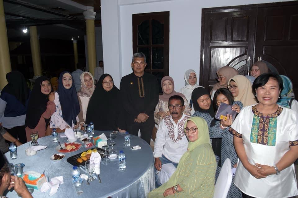 Pj Wali Kota Kendari Muhammad Yusup (lima dari kiri) menyempatkan foto bersama kerukunan keluarga jalan Baronang Kelurahan Sanua, Kecamatan Kendari Barat ketika acara bukber di Balai Kota Kendari.