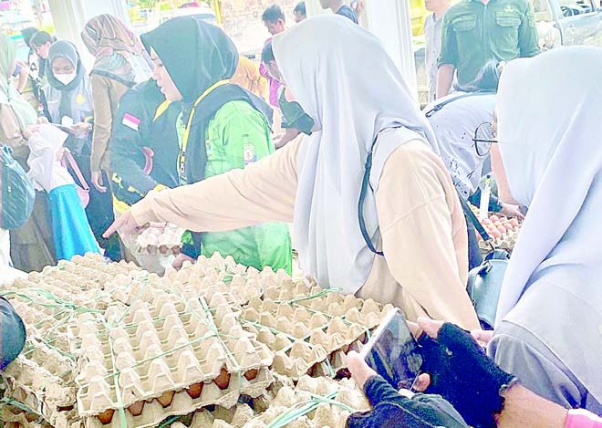 Telur yang dijajakan di Pasar Lapak Tani Ramadan.