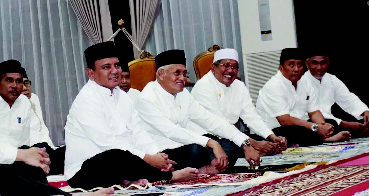 Pj Wali Kota Kendari Muhammad Yusup (kopiah putih), Pj Gubernur Sultra Andap Budhi Revianto (dua dari kiri), Sekprov Sultra Asrun Lio (tiga dari kiri) di acara Bukber di Rujab gubernur.