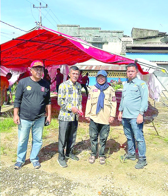 DIRIKAN DAPUR UMUM : Kepala Dinsos Kendari, Asman Saaby (kedua dari kiri) bersama jajaran sempatkan foto bersama usai mendirikan dapur umum di Kecamatan Kendari, kemarin. (AGUS SETIAWAN/KENDARI POS)