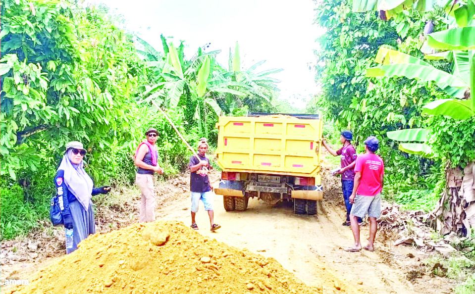 Kades Loka, Muliati, S. Kep saat memantau peningkatan jalan di dusun 1