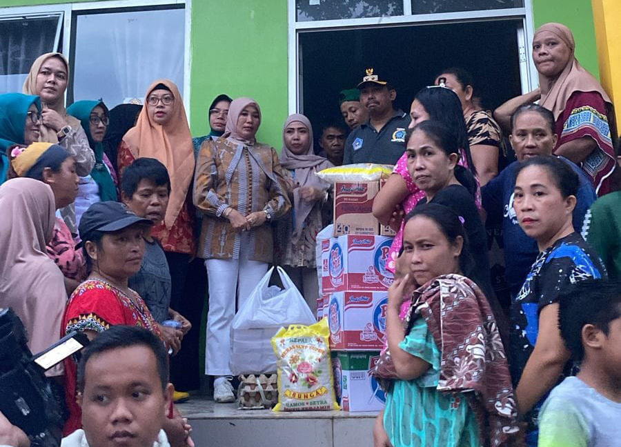 PENYALURAN BANTUAN : Ketua Tim Penggerak PKK Kota Kendari, Ira Willis Kesumadoty menyerahkan bantuan kepada korban banjir, kemarin. (AGUS SETIAWAN/KENDARI POS)