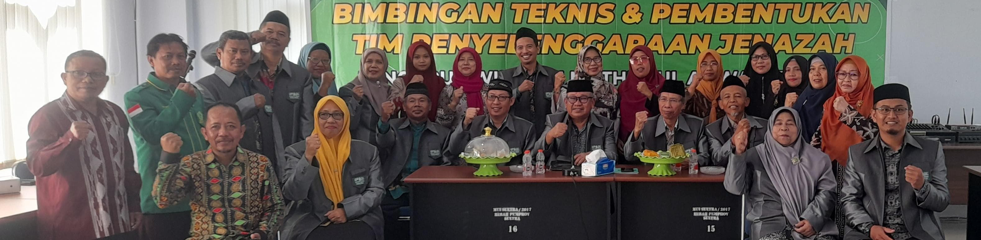 BIMTEK PENYELENGGARAAN JENAZAH : Ketua PWMA Sultra H. Muh. Zuhri Rustan (duduk, tengah), bersama peserta bimbingan teknis dan pembentukkan tim penyelenggaraan jenazah, di Aula Majelis Ulama Indonesia, Kendari, Kamis (7/3). (MUHAMMAD ABDI ASMAUL AMRIN/KENDARI POS)