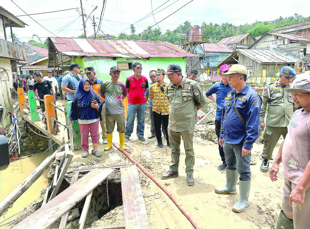 KORBAN BANJIR : Pj Wali Kota Kendari, Muhammad Yusup meninjau korban banjir di Jalan Lasolo, Kecamatan Kendari Barat, kemarin. (AGUS SETIAWAN/KENDARI POS)