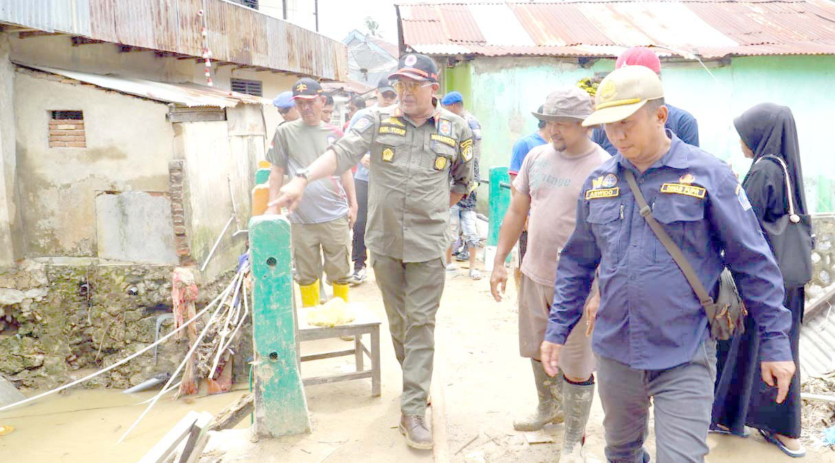 Pj Wali Kota Kendari, Muhammad Yusup, meninjau lokasi banjir di Jalan Lasolo, Kecamatan Kendari Barat, kemarin.