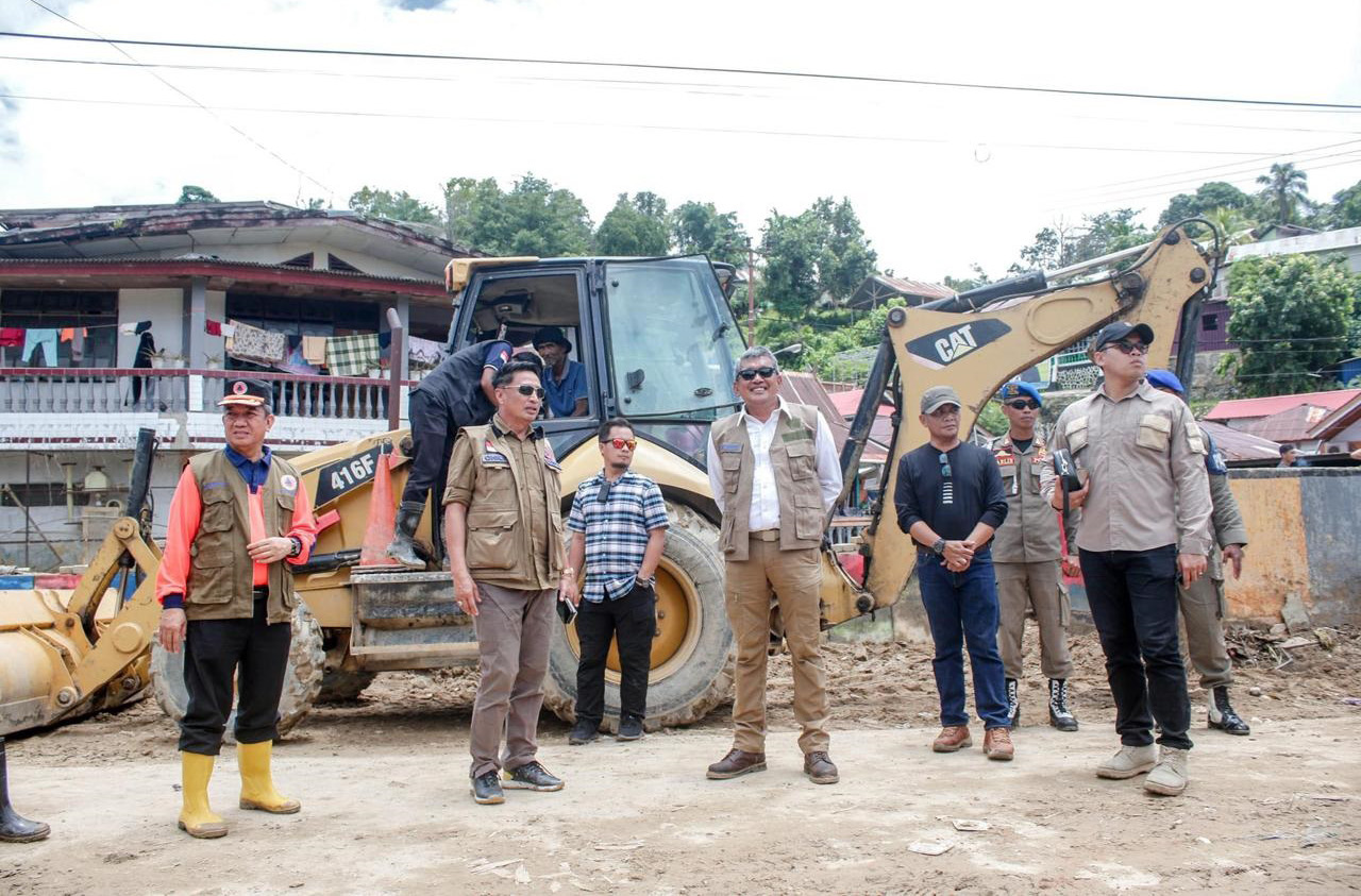 Pj Wali Kota Kendari, Muhammad Yusup (3 dari kanan) mendampingi Tenaga Ahli Kepala BNPB RI, Brigjen (Purn) Jahidin Chailo (2 dari kiri) meninjau lokasi banjir di Jalan Lasolo, Kecamatan Kendari Barat, baru-baru ini. (AGUS SETIAWAN / KENDARI POS)