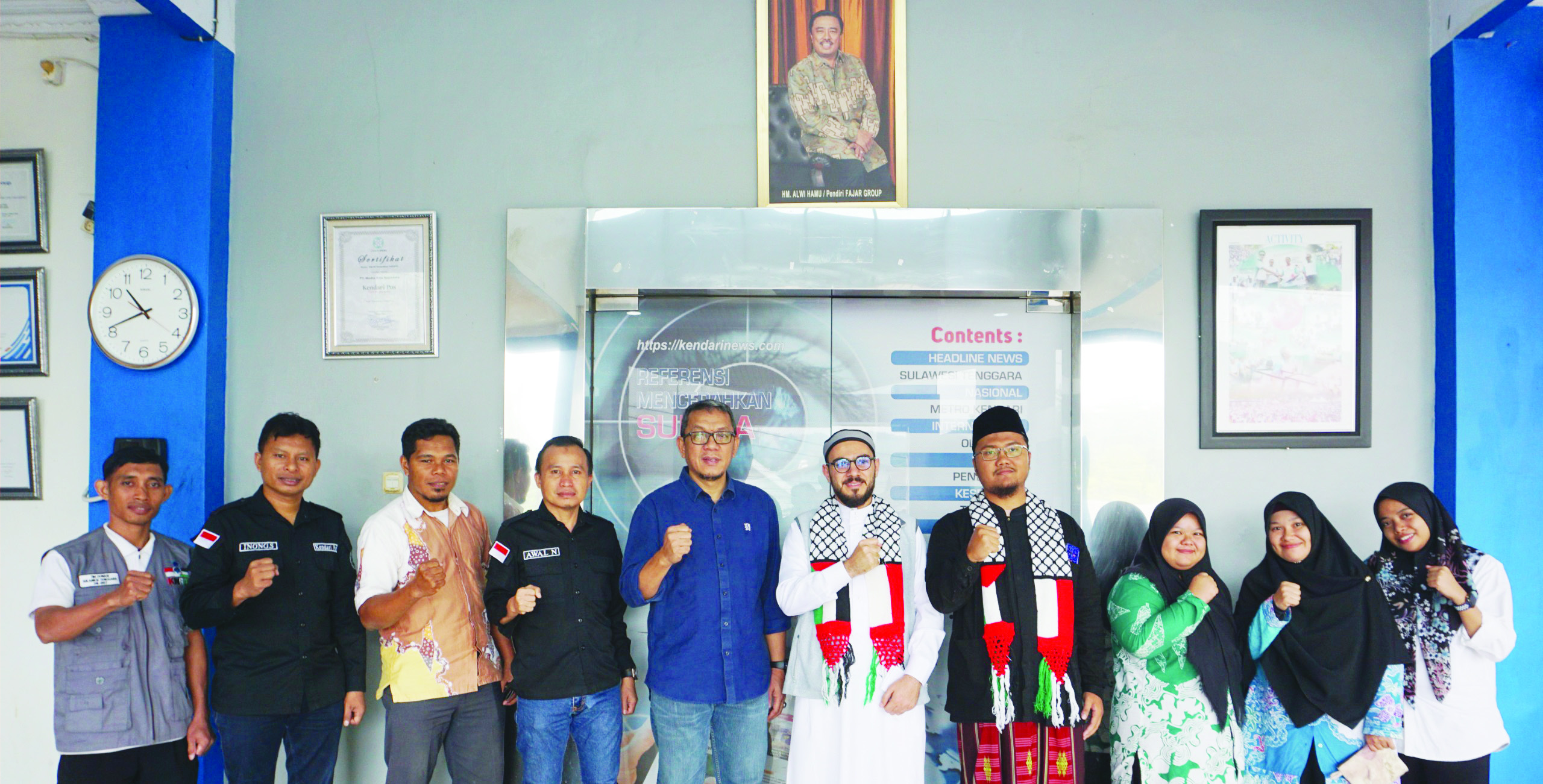 Direktur Kendari Pos Irwan Zainuddin (5 dari kiri) menerima kunjungan Syekh Yaser Ali Dhayeq Nemrat (5 dari kanan) asal Palestina bersama aktivis KNRP Sultra, Rabu (13/3/2024). (MUH.ABDI ASMAUL AMRIN / KENDARI POS)