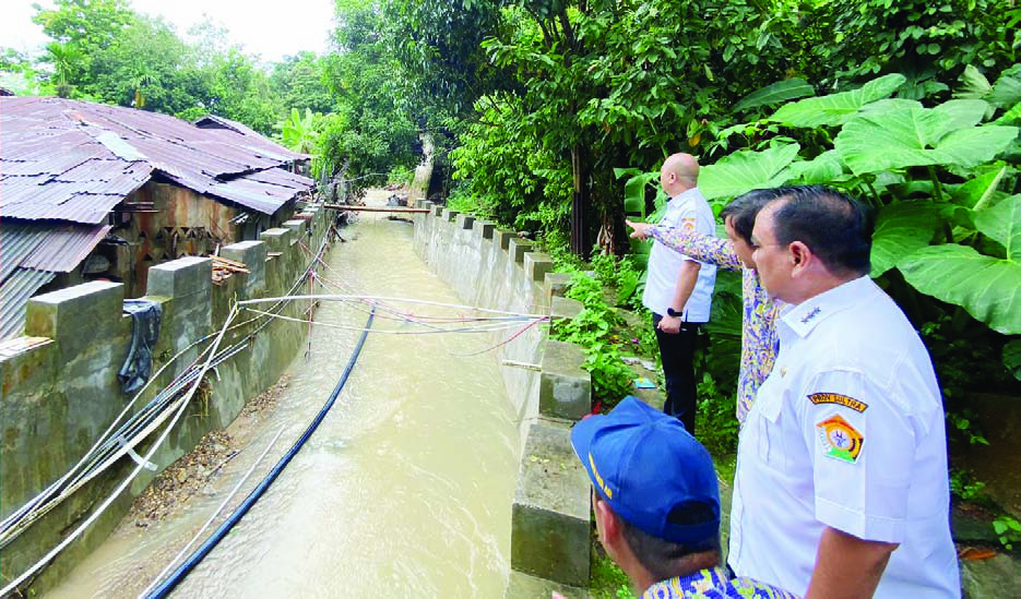 Pj Gubernur Sultra Andap Budhi Revianto (kanan) bersama pihak BWS meninjau lokasi-lokasi yang terdampak banjir di Kota Kendari, Rabu (13/3/2024). (BIRO ADPIM PEMPROV SULTRA)