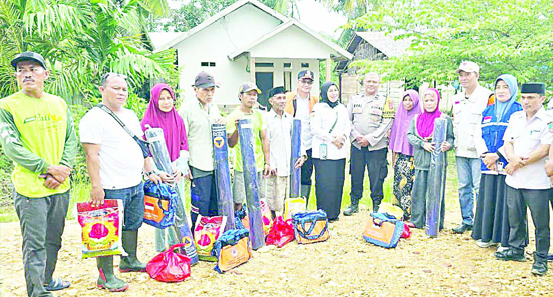 SALURKAN BANTUAN: Sekab Konsel, Hj. St. Chadidjah (ketujuh dari kanan) didampingi Kepala Pelaksana BPBD, Asruddin A. Mangidi, dan jajaran kepolisian serta pemerintah setempat saat meninjau lokasi banjir dan menyalurkan bantuan pada warga terdampak di Kecamatan Baito. (I NGURAH PANDI SANTOSA/ KENDARI POS)