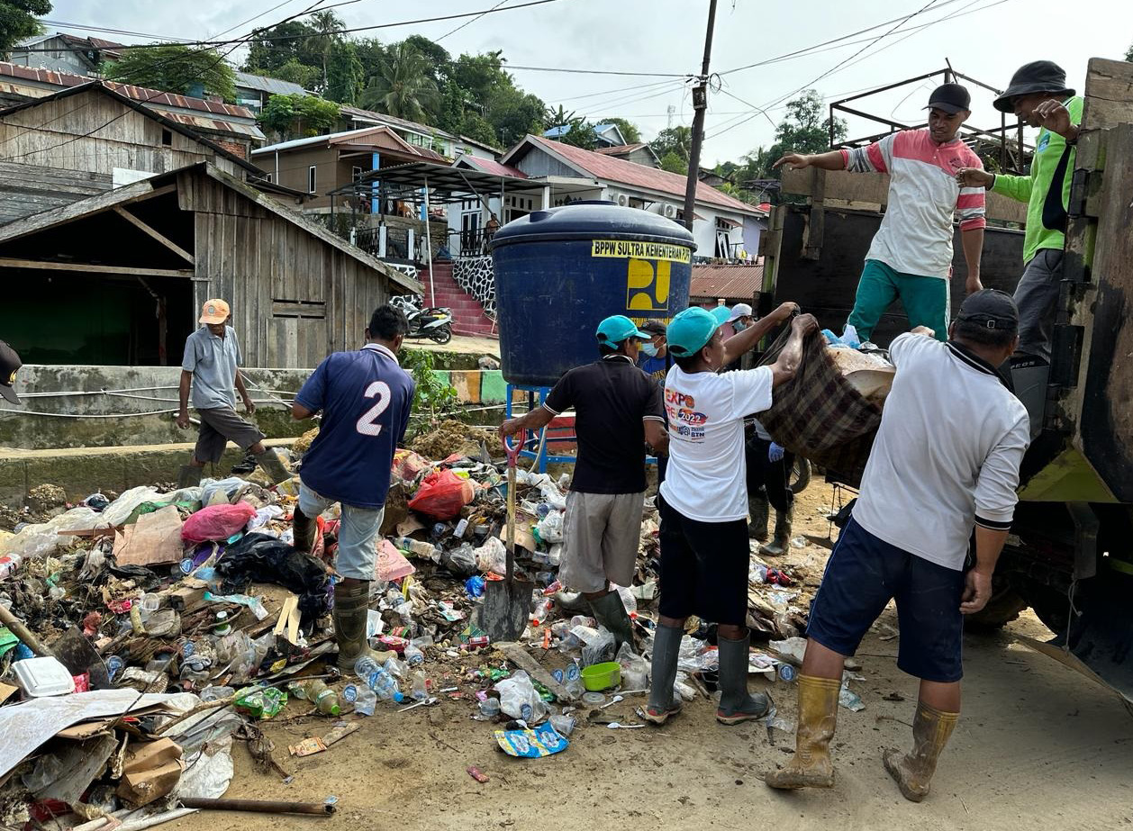 KERJA BAKTI : ASN Pemkot Kendari melaksanakan kerja bakti di lokasi banjir di Jalan Lasolo, kemarin. (AGUS SETIAWAN/KENDARI POS)
