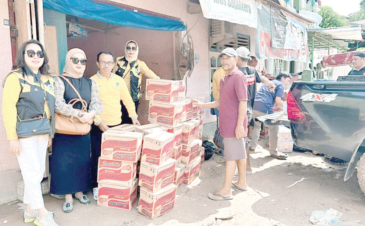 Sekretaris DPD I Golkar Sultra, Muhammad Basri, bersama pengurus Golkar menyerahkan bantuan kepada warga Kendari terdampak banjir