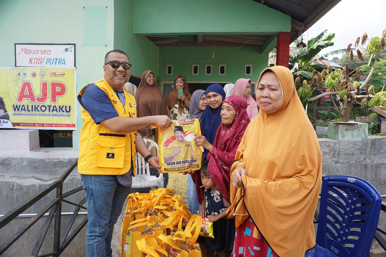 PEDULI: Ketua Fraksi Golkar DPRD Sultra, Aksan Jaya Putra (kiri) menyerahkan bantuan paket sembako kepada warga Kendari yang terdampak banjir, kemarin. (Akbar Ali/Kendari Pos)
