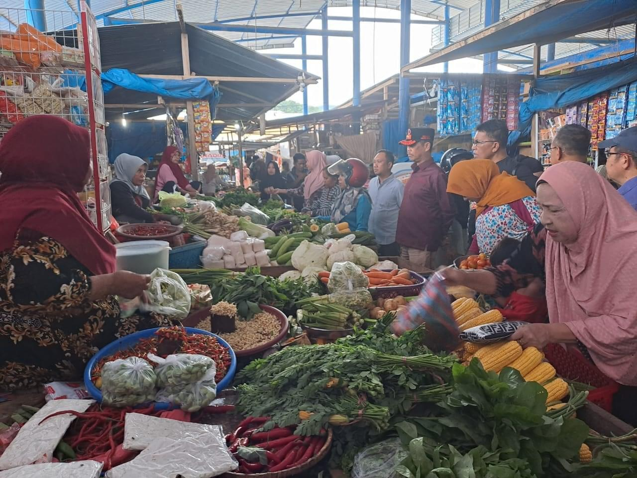 Sekda Bombana Man Arfa (pakai topi) mengecek harga dan stok pangan di Pasar Tadoha Mapaccing. Langkah itu ia tempuh untuk menjaga stabilitas harga pangan selama Ramadan dan jelang Idul Fitri. (Maslindah/Kendari Pos)
