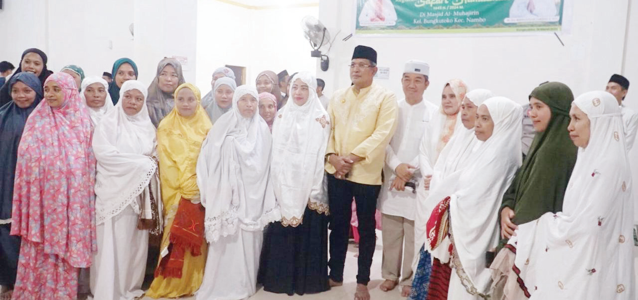 Pj Wali Kota Kendari Muhammad Yusup (tengah, kopiah hitam) berfoto bersama jemaah.