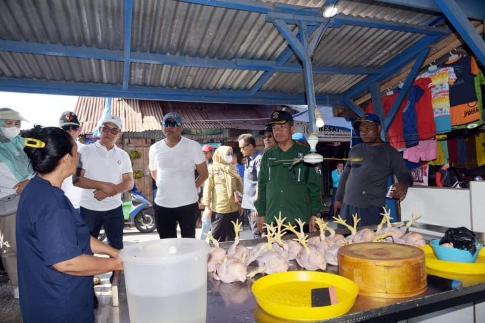 Pj Wali Kota Kendari, Muhammad Yusup meninjau harga pangan di salah satu pasar di Kota Kendari, belum lama ini. (HUMAS PEMKOT KENDARI FOR KENDARI POS)