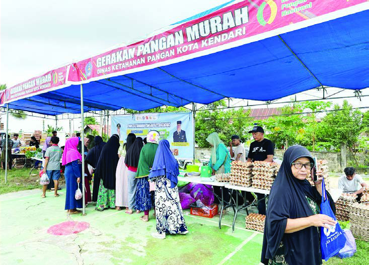 PASAR MURAH : Suasana pelaksanaan gerakan pasar murah di Kecamatan Wuawua, kemarin. (AGUS SETIAWAN/KENDARI POS)