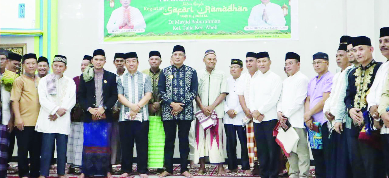 Pj Wali Kota Kendari Muhammad Yusup (tengah, baju koko dasar hitam bermotif) bersama Sekot Ridwansyah Taridala berfoto bersama