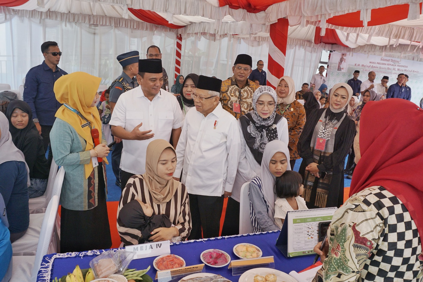 Wapres KH. Ma'ruf Amin (berdiri, 3 dari kiri) menyimak paparan dan laporan Pj Gubernur Sultra, Andap Budhi Revianto (berdiri, 2 dari kiri) terkait masih tingginya angka stunting di Sultra yang mencapai 12.898 jiwa. Wapres Ma'ruf Amin meninjau penanganan stunting di Puskesmas Lepo-lepo, Kota Kendari, Kamis (21/3/2024). (BIRO ADPIM PEMPROV SULTRA)