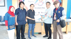 Penyerahan sertifikat oleh Dit PMM Kemendikbudristek Nuzul Kristanto (dua dari kanan), kepada Wakil Direktur Kendari Pos Awal Nurjadin.