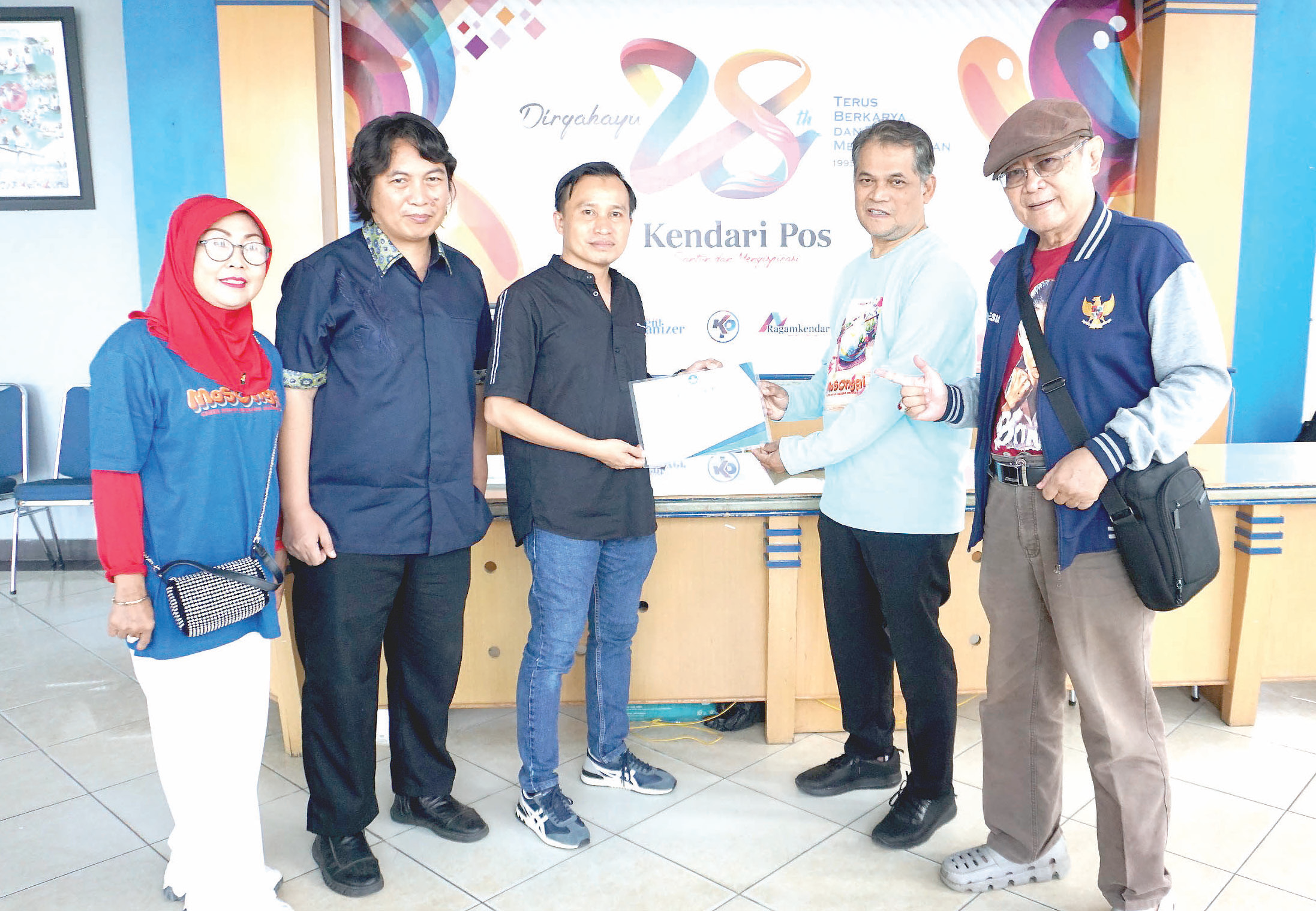 Penyerahan sertifikat oleh Dit PMM Kemendikbudristek Nuzul Kristanto (dua dari kanan), kepada Wakil Direktur Kendari Pos Awal Nurjadin.
