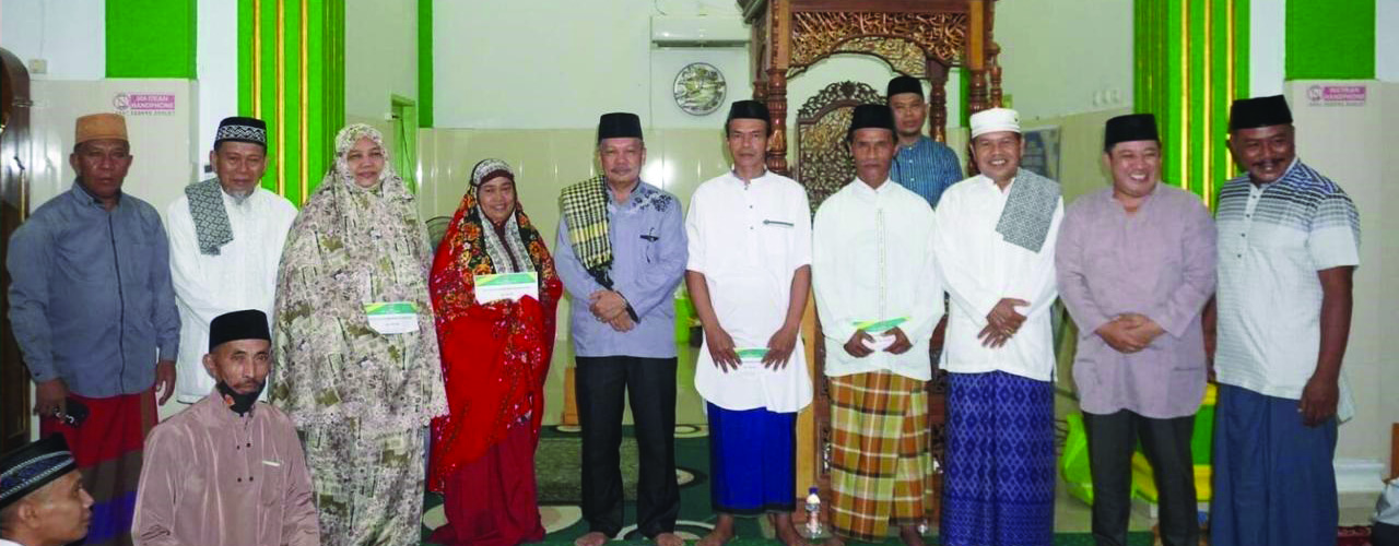 SAFARI RAMADAN : Asisten II Setda Kota Kendari Jahudding (berdiri, lima dari kiri) berfoto bersama jemaah tarawih di Masjid Quba Wirabuana, Poasia. (AGUS SETIAWAN/KENDARI POS)