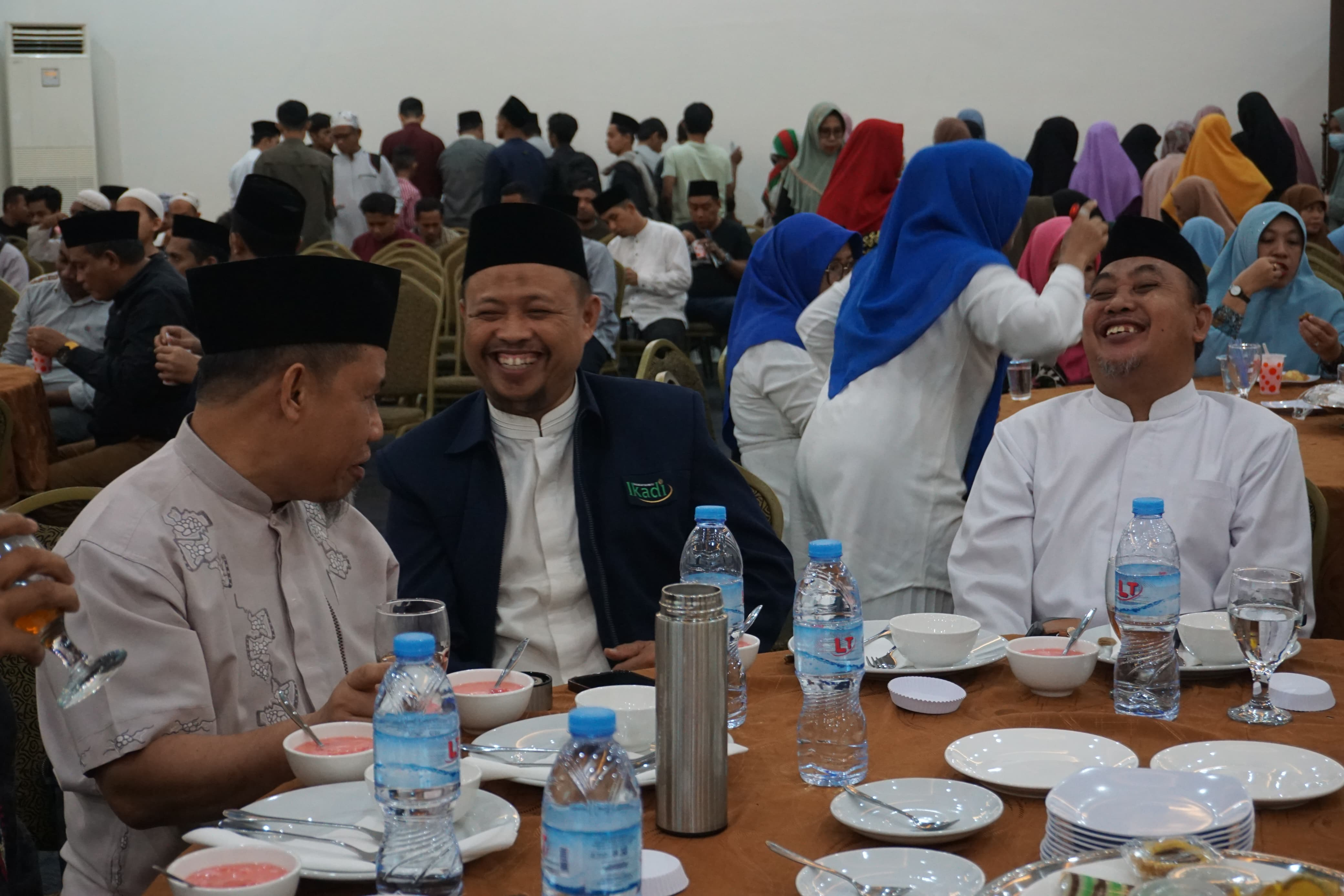 Ketua Ikadi Sultra, dr. H. Sukirman (tenga), mantan Wakil Wali Kota Kendari Musadar Mappasomba (kiri) dan pengurus Ikadi Sultra dalam acara buka puasa bersama (Bukber) Ikadi Sultra dengan tokoh masyarakat di Same Hotel Kendari, Sabtu (23/3/2024). (MUH.ABDI ASMAUL AMRIN / KENDARI POS)