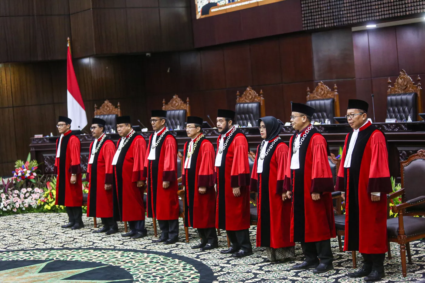 Sembilan Hakim Mahkamah Konstitusi menghadiri Wisuda Purnabakti Hakim MK di Geding Mahkamah Konstitusi, Jakarta, Kamis (18/1/2024). (MIFTAHUL HAYAT/JAWA POS)
