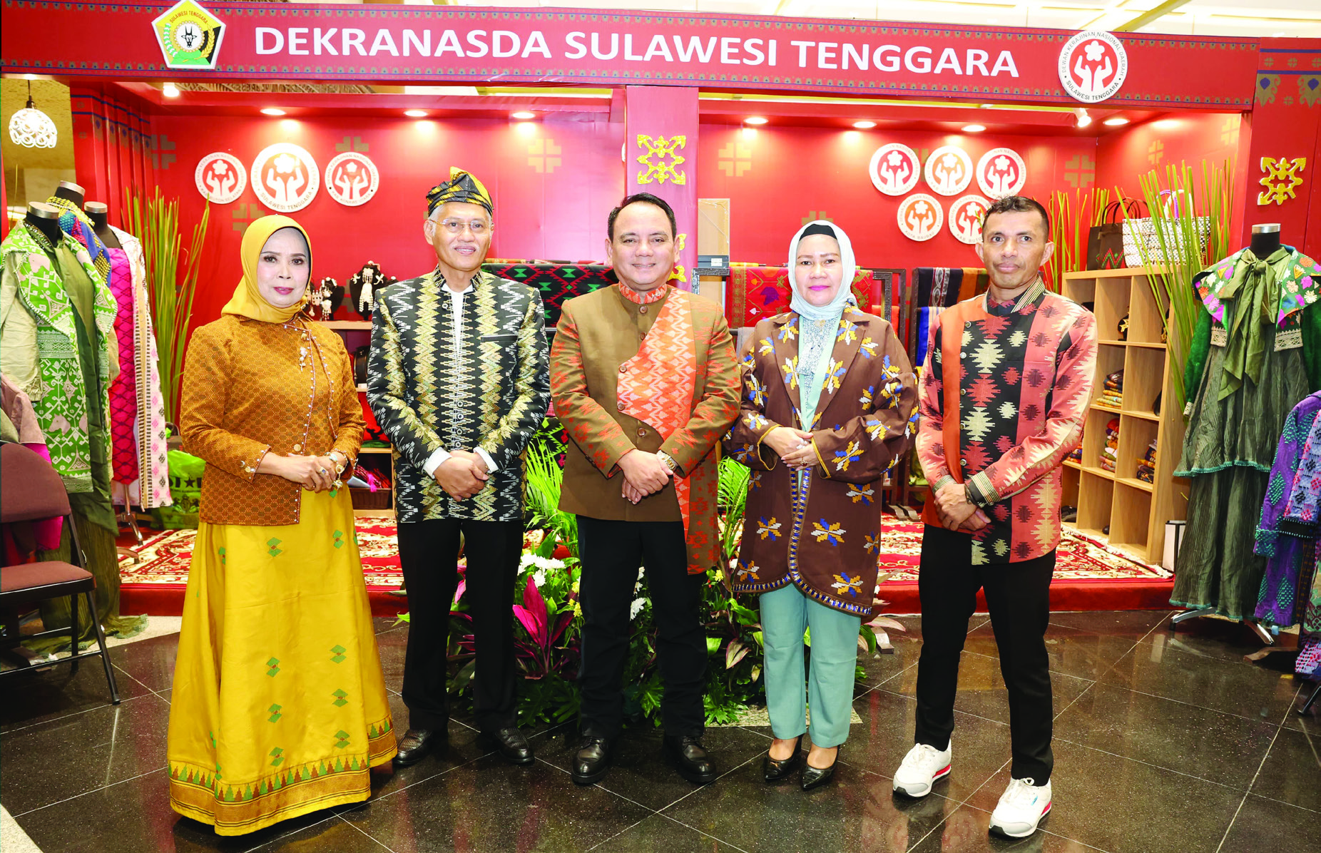 Penjabat (Pj) Gubernur Sultra Andap Budhi Revianto (tengah) didampingi Sekda Sultra Asrun Lio (2 dari kiri), dan Ketua TP PKK Sultra Wa Ode Munanah Asrun Lio (kiri) usai menghadiri event internasional bernama Indonesia Fashion Week (IFW) di Plenary Hall Jakarta Convention Centre (JCC), Jumat (29/3/2024). (BIRO ADPIM PEMROV SULTRA)