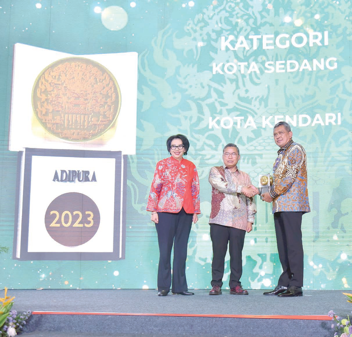 PENGHARGAAN: Penjabat (Pj) Wali Kota Kendari, Muhammad Yusup (kanan) menerima penghargaan Adipura dari KLHK di Gedung Manggala Wanabakti, Jakarta Pusat, Selasa (5/3/2024) (HUMAS PEMKOT FOR KENDARI POS)