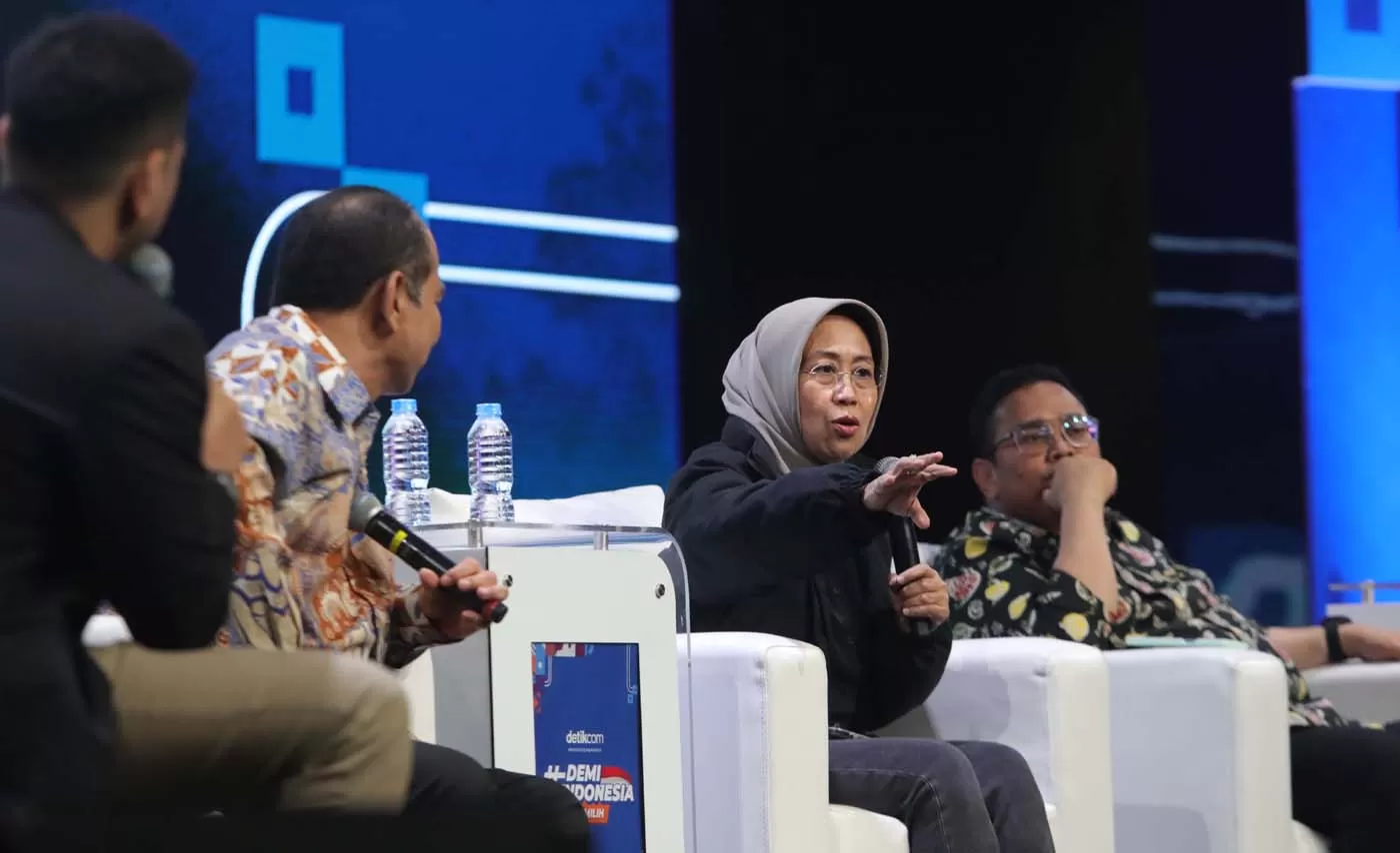 Dari Kiri Menteri Komunikasi dan Informatika Budie Arie Setiadi, Ketua Dewan Pers Ninik Rahayu, Ketua Bawaslu Rahmat Bagja, Pemimpin Redaksi Detik.com Alfito Ginting Kabarhakam Mabes Polri Komjen Fadil Imran saat Acara Demi Indonesia Cerdas Memilih di Jakarta, Kamis (7/12/2023). (FOTO: FEDRIK TARIGAN/ JAWA POS)