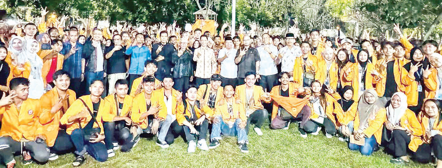 Bupati Wakatobi Haliana bersama mahasiswa KKN dan dosen pembimbing disambut di pelataran Kantor Bupati.