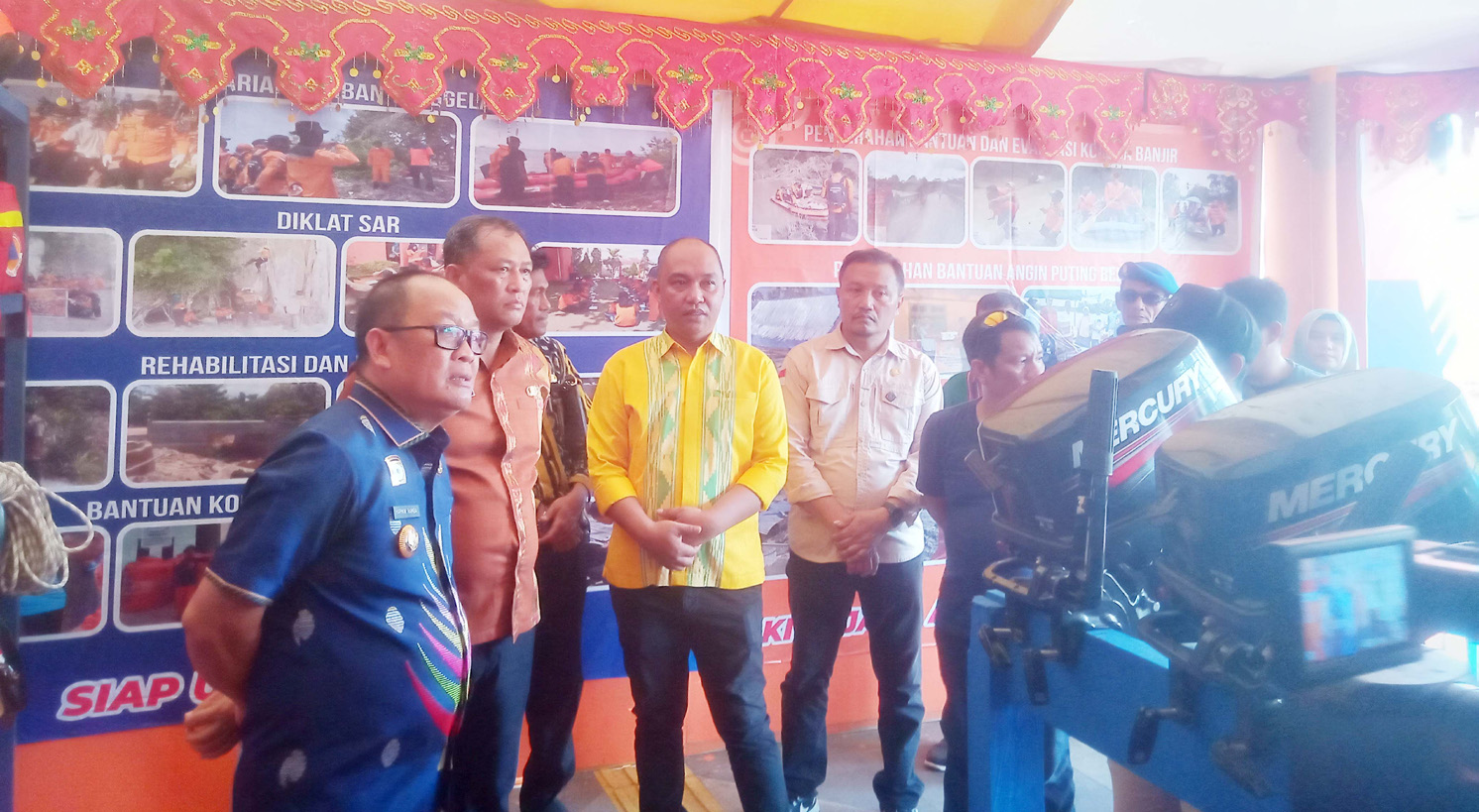 SEMARAK HUT : Pj Bupati Konawe, Harmin Ramba (kiri) didampingi Sekab Ferdinand Sapan (kedua dari kiri), saat meninjau stand pameran BPBD, kemarin. (ADI HIDAYAT/KENDARI POS)