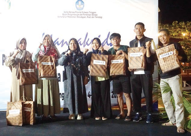 Manager Iklan &EO Kendari Pos, Nursyamsi Abidin, saat didaulat menyerahkan hadiah kepada peserta.