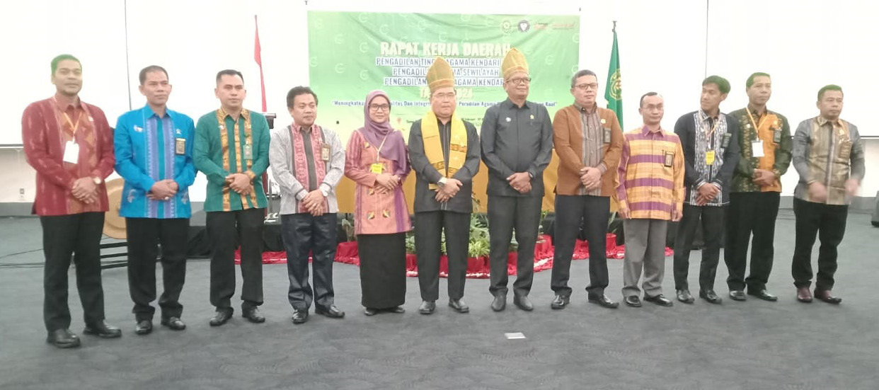 Ketua Pengadilan Tinggi Agama Kendari Mame Sadafal (6 dari kiri) dan Wakil Ketua Pengadilan Tinggi Agama Kendari Muhammad Yusuf bersama peserta rapat kerja daerah (Rakerda) Pengadilan Agama di Same Hotel Kendari, Kamis (29/2/2024). (EWIN ENDANG SAPUTRI/KENDARI POS)