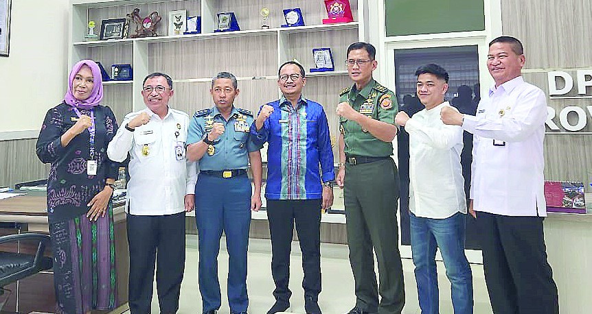 Kepala DPM PTSP Sultra, Parinringi (tengah) beserta jajaran menerima kunjungan Ketua Tim KKDN Setjen Wantannas RI, Laksda TNI Arsyad Abdullah (tiga dari kiri) dan tim di Ruang Rapat Kantor DPM PTSP Sultra, kemarin. Usai pertemuan, sempatkan foto bersama.