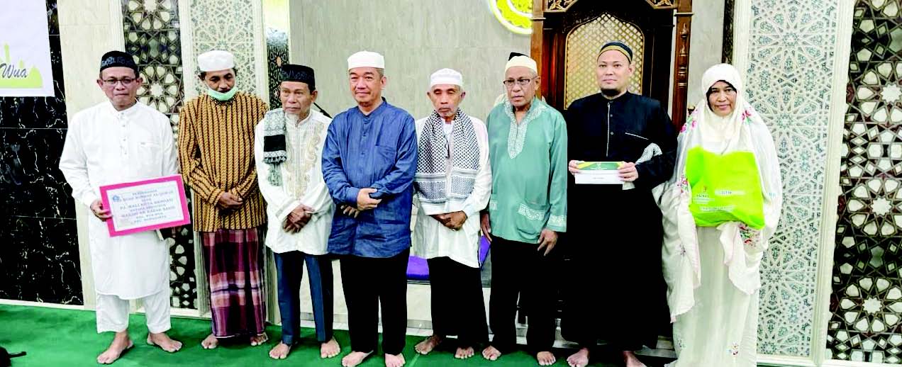 Sekda Kota Kendari Ridwansyah Taridala (empat dari kiri) berfoto bersama pengurus masjid Ar Razak Saeid dan jemaah tarawih.